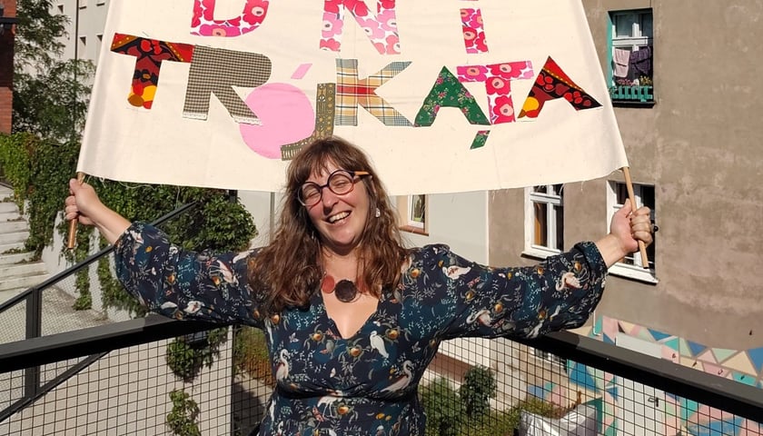 Na 8. Dni Trójkąta zaprasza Olga Budzan, która mieszka i pracuje na Przedmieściu Oławskim - na zdjęciu trzyma kolorowy napis Dni Trójkąta