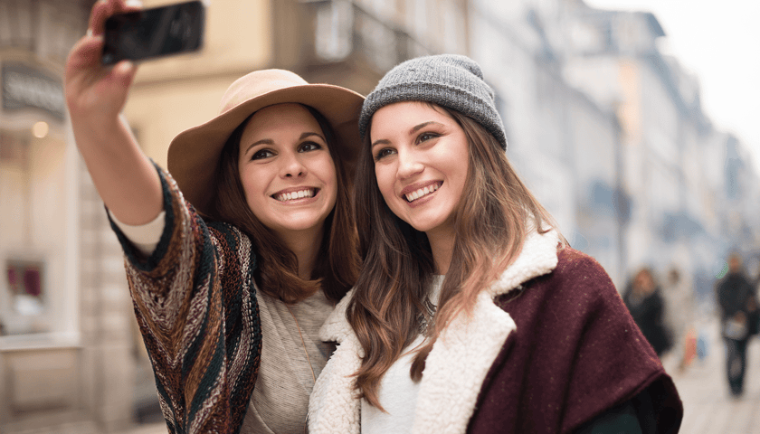 Kobiety robiące sobie selfie, zdjęcie ilustracyjne