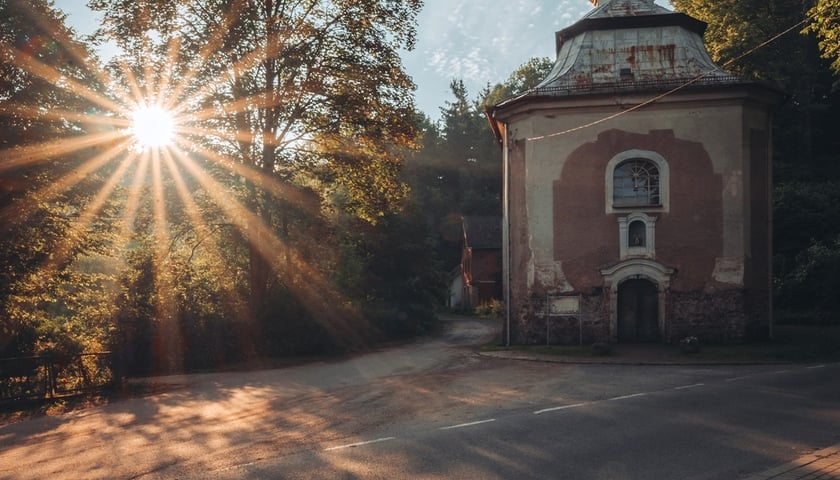 Kaplica w Lasku Miejskim koło Lewina Kłodzkiego