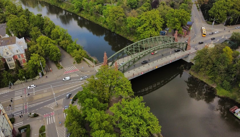 Most Zwierzyniecki, Odra, drzewa, ulice i samochody (widok z góry)