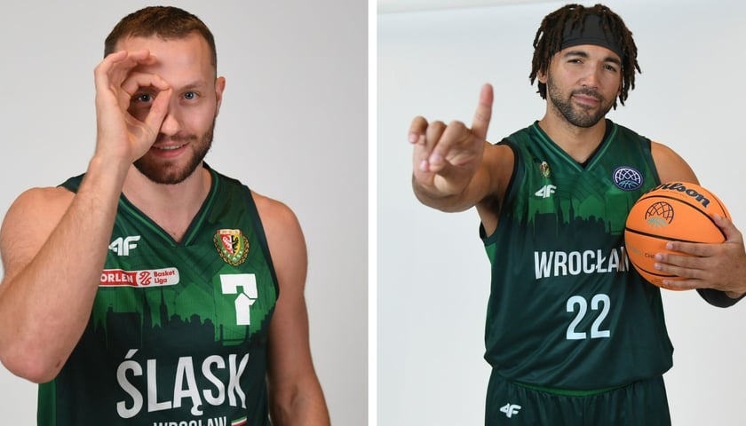 Po lewej: Marcel Ponitka przykładający złożone palce do oka, po prawej: Reggie Lynch trzymający piłkę i pokazujący wskazujący palec (obaj w zielonych strojach meczowych)