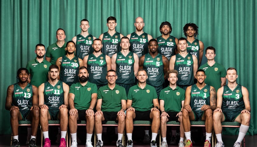 <p>Zespoł Śląska Wrocław. Górny rząd od lewej: Marcin Janusiak (fizjoterapeuta), Mikołaj Adamczak, Tobiasz Dydak, Adrian Bogucki, Reggie Lynch, Soprano Szelążek. Środkowy rząd od lewej: Dawid Walczuk (kierownik drużyny), Jeremy Senglin, Marcel Ponitka, Daniel Gołębiowski, Isaiah Whitehead, Aleksander Wiśniewski, Damian Odo (fizjoterapeuta). Dolny rząd od lewej: Kenan Blackshear, Ajdin Penava, Danilo Bobrović (asystent trenera), Miodrag Rajković (trener), Wojciech Walich (asystent trenera), Piotr Nadolny (trener przygotowania motorycznego), Angel Nunez, Błażej Kulikowski.</p>
