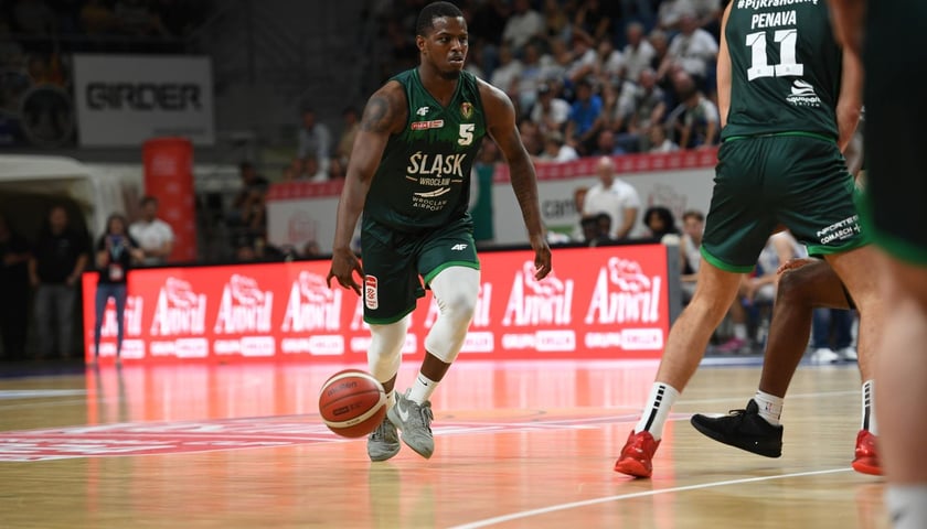 Isaiah Whitehead w sparingu z Anwilem 