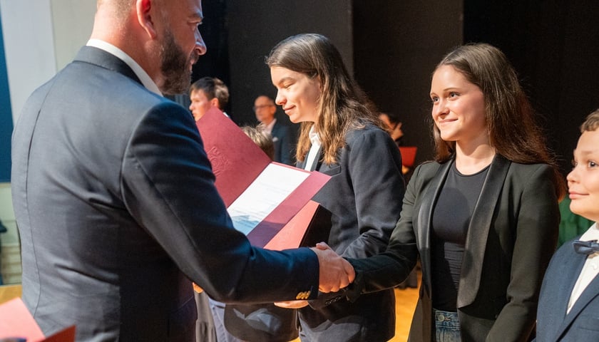 Prezydent Jacek Sutryk wręcza dyplomy stypendystom