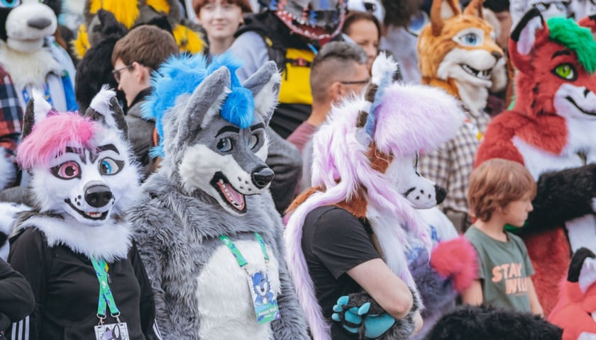  Wrocławski Furwalk 2023. Grupa osób w przebraniach zwierzaków