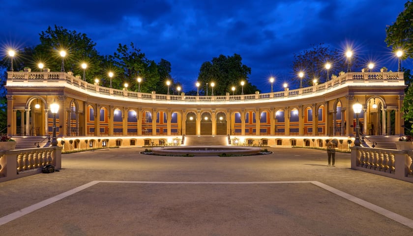 Oświetlony Bastion Sakwowy po zmroku