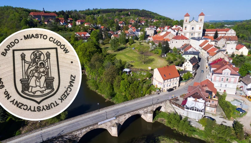 Na zdjęciu dużym Bardo, widok od strony Kamiennego Mostu, na małym zdjęciu znaczek turystyczny z hasłem promocyjnym „Bardo Miasto Cudów” i wizerunkiem Matki Bożej z Barda