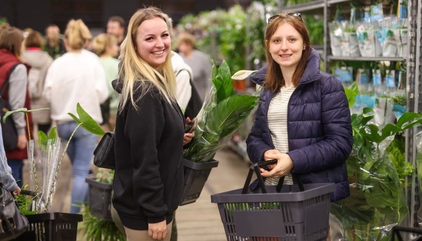 Dwie uśmiechnięte uczestniczki Festiwalu Roślin w Czasoprzestrzeni