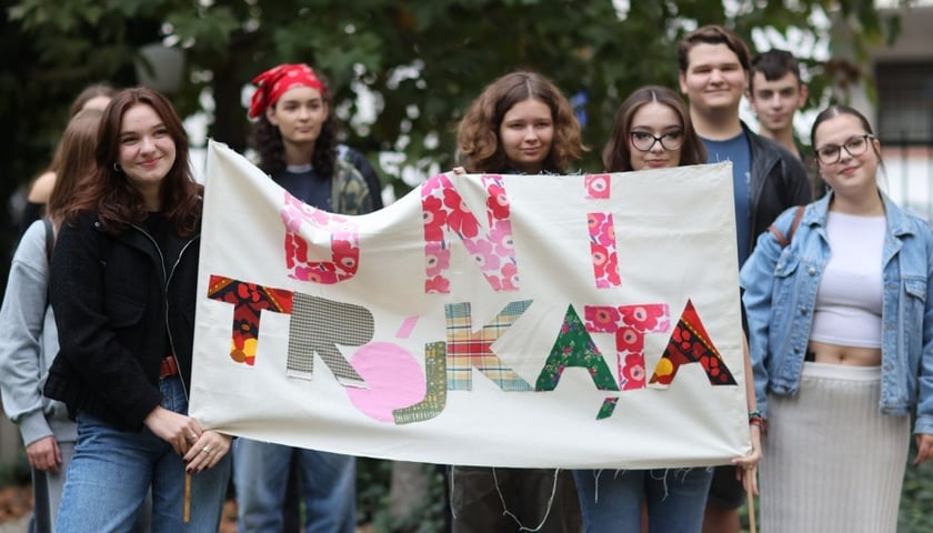 Mieszkańcy Przedmieścia Oławskiego z transparentem
