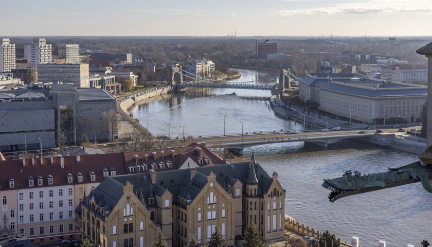 Most Pokoju (na pierwszym planie ) i most Grunwaldzki (na drugim planie) widziane z wieży wrocławskiej katedry. Zdjęcie ilustracyjne