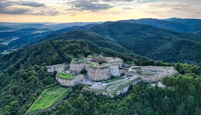 Twierdza Srebrna Góra, widok z lotu ptaka. Wikimedia Commons, Jendrusk, CC BY-SA 4.0﻿ ( https://commons.wikimedia.org/w/index.php?curid=130829166 )