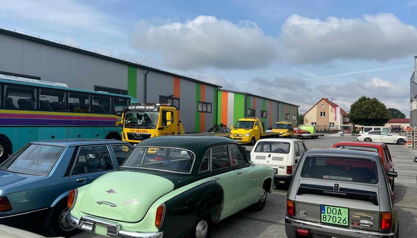 Ewakuacja eksponatów z Muzeum Motoryzacji WENA w Oławie