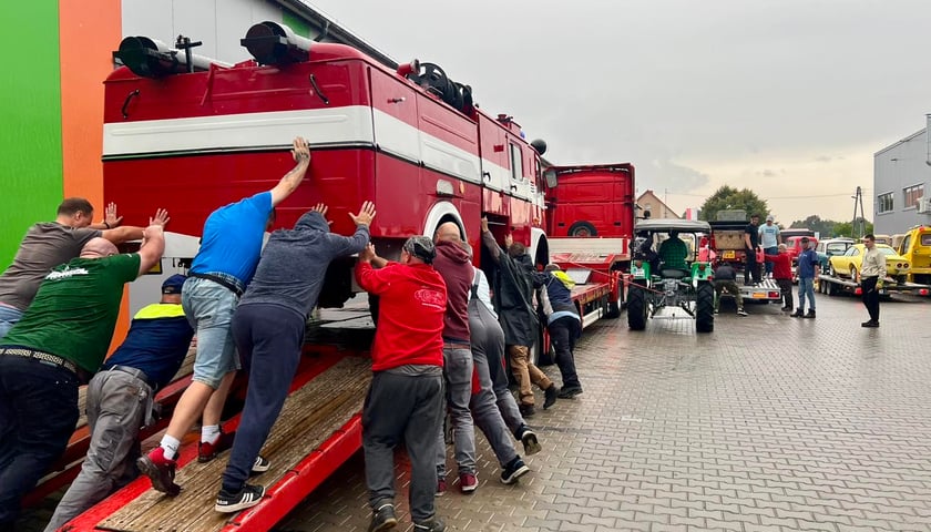 Ewakuacja eksponatów z Muzeum Motoryzacji WENA w Oławie
