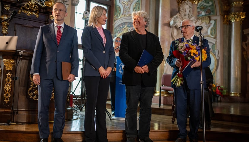 Od lewej: dr Łukasz Kamiński (Dyrektor Zakładu Narodowego im. Ossolińskich), Renata Granowska (Wiceprezydentka Wrocławia), prof. Stanisław Bereś (laureat), dr Jacek Ossowski (Przewodniczący Kapituły)