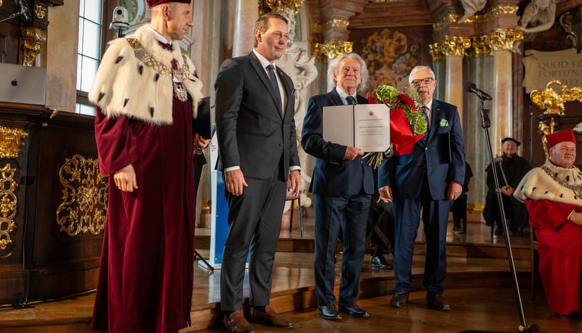 Od lewej: prof. dr hab. Krystian Kiełb (Rektor AMKL), Michał Młyńczak (Wiceprezydent Wrocławia), prof. Marek Pijarowski (laureat), dr Jacek Ossowski (Przewodniczący Kapituły)