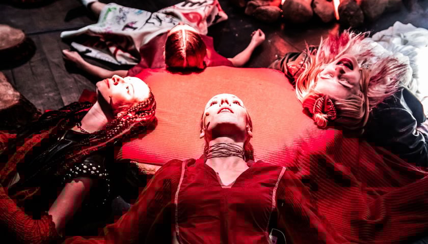 Scena ze spektaklu „Chamstwo”