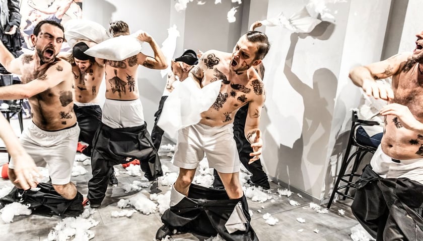 Scena ze spektaklu „Marat/Sade”