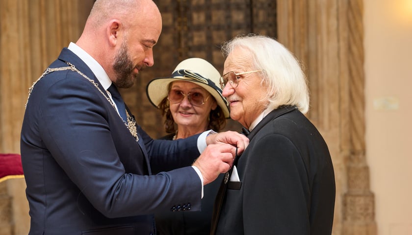 Prezydent Wrocławia Jacek Sutryk odznaczający parę małżeńską podczas uroczystości we wrocławskim Ratuszu.