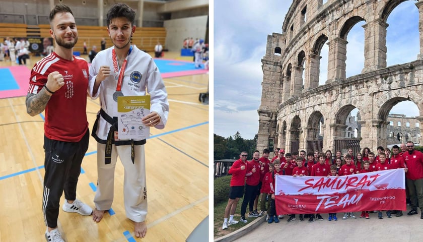 Po lewej; dwie osoby z KS Samuraj (jedna w czerwonym, druga w białym stroju), po prawej: drużyna z biało-czerwoną flagą z napisem SAMURAJ TEAM pod ruiną eliptycznej budowli z arkadami