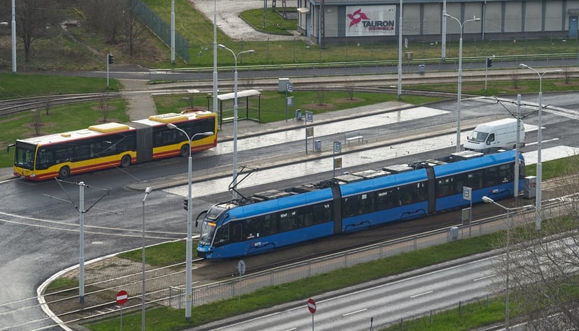 Tramwaj i autobus na przystanku przy Tarczyński Arena we Wrocławiu