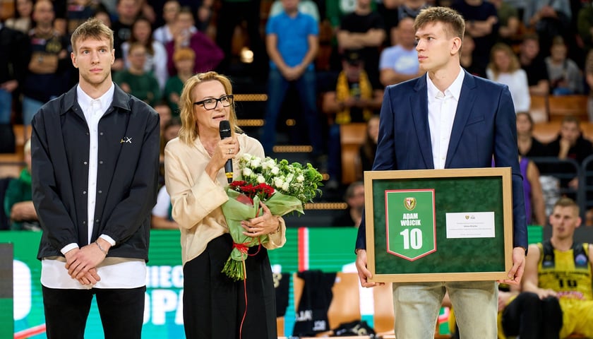 <p>Szymon, Krystyna i Jan W&oacute;jcikowie; Śląsk - Falco w Hali Stulecia, 2 października 2024</p>