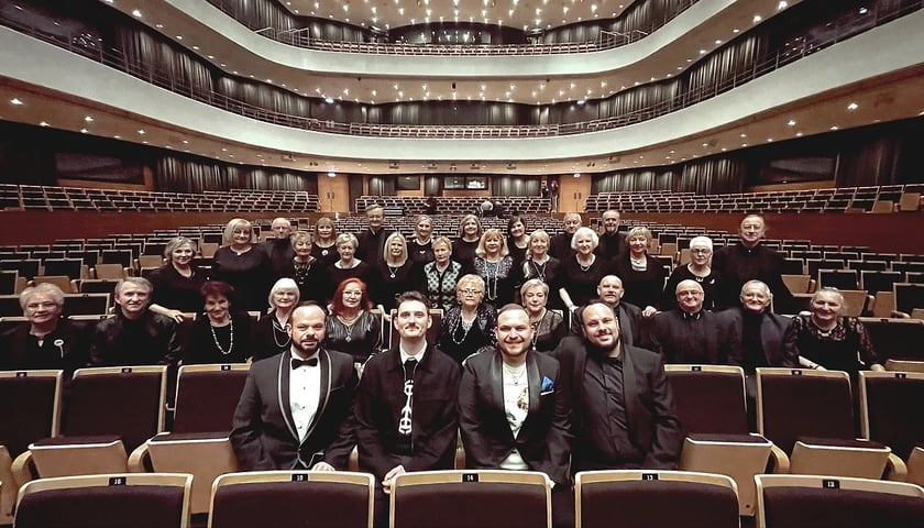 Chórzyści z Dawidem Podsiadło podczas występu w Narodowym Forum Muzyki