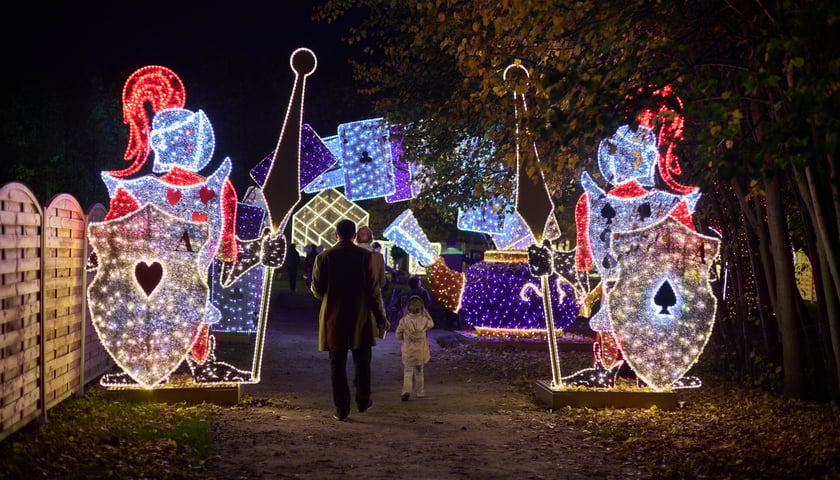 Tak wyglądała jedna z dekoracji Lumina Park w 2022 roku. Na zdjęciu widać ludzi (zwiedzający) i świetlne dekoracje