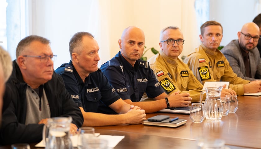 Starszy brygardier Rafał Wąsek, zastępca komendanta miejskiego Państwowej Straży Pożarnej we Wrocławiu (trzeci z prawej) na spotkaniu sztabu kryzysowego we Wrocławiu