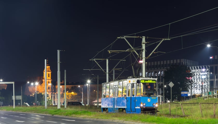 Nocny przejazd zabytkowego tramwaju. Zdjęcie archiwalne