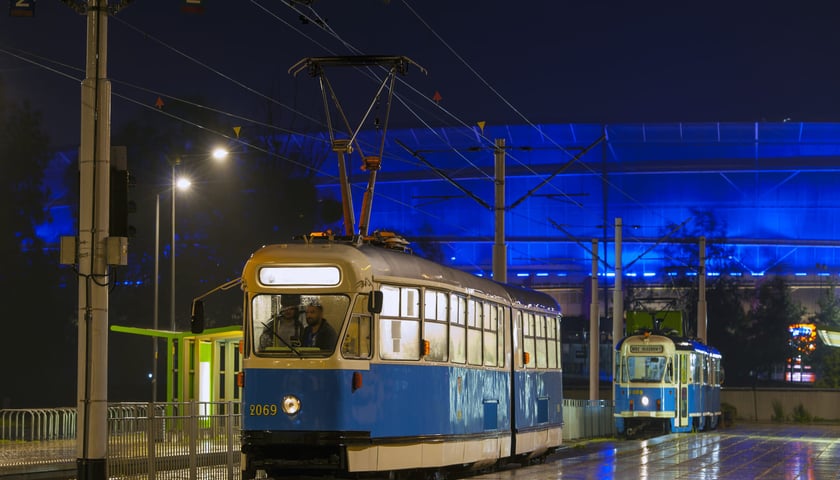 Nocny przejazd zabytkowego tramwaju. Zdjęcie archiwalne