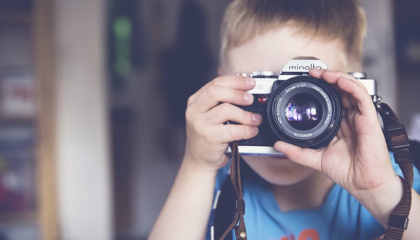 Dziecko, które robi zdjęcie aparatem fotograficznym 