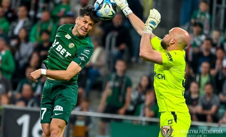 Petr Schwarz walczy o piłkę z bramkarzem Cracovii podczas ostatniego meczu tych drużyna na Tarczyński Arenie (maj 2024 r.)