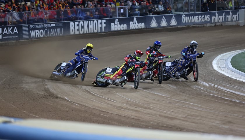 Żużlowcy Betardu Sparty Wrocław i Motoru Lublin ścigają się podczas pierwszego meczu finałowego PGE Ekstraligi 2024 na Stadionie Olimpijskim