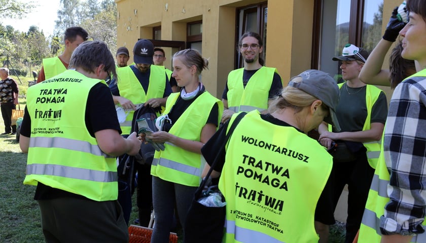 Wolontariusze Stowarzyszenia TRATWA w Stroniu Śląskim