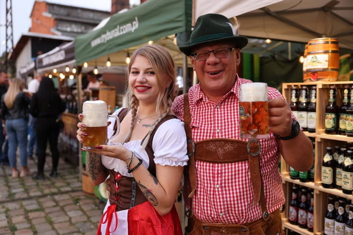 Kobieta i mężczyzna ubrani w bawarskie stroje (zdjęcie z poprzedniej edycji OktoberFest)