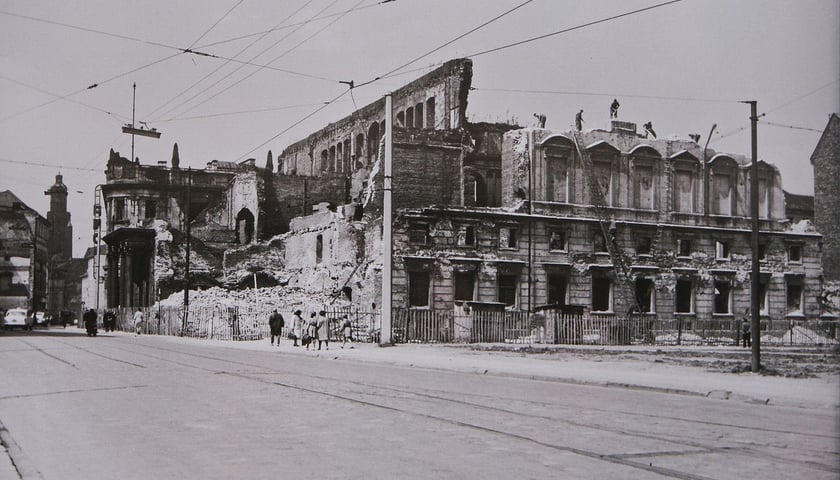 Rozbiórka ruin Pałacu Hatzfeldów. Widok ze skrzyżowania ul. Wita Stwosza z ul. bł. Czesława. Rok 1966. Zdjęcie archiwalne