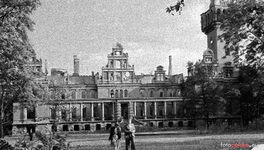 Przez kilka lat po wojnie można było jeszcze chodzić po gruzach pałacu. Rok 1948. Zdjęcie archiwalne