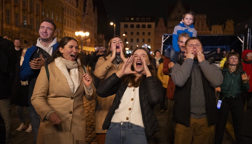 Publiczność na koncercie Wrocław dziękuje, wrocławski rynek, 4 października 2024. Na zdjęciu widać krzyczących i uśmiechniętych  ludzi - kobiety i mężczyzn 