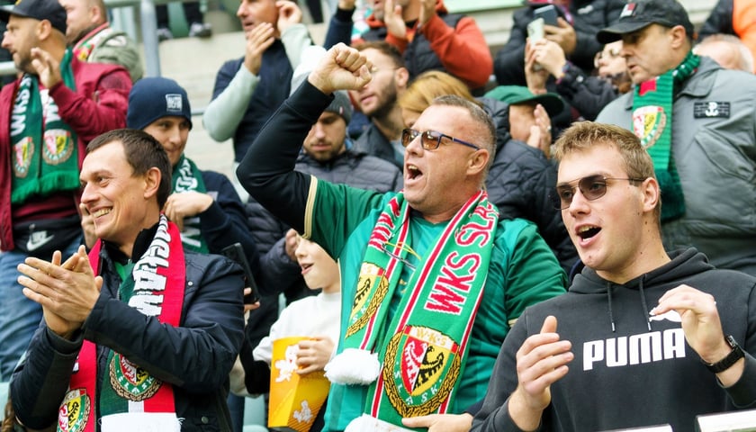 Kibice Śląska Wrocław na niedzielnym meczu z Cracovią na Tarczyński Arena