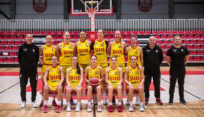 <p class="MsoNormal">Stoją od lewej: Krzysztof Wilkosz (asystent trenera), Martyna Pyka, Natalia Kurach, Schaquilla Nunn, Anna Wińkowska, Digna Strautmane, Robbi Ryan, Arkadiusz Rusin (pierwszy trener), Andrzej Lange (fizjoterapeuta).</p>
<p class="MsoNormal">Siedzą od lewej: Lovisa Hjern, Julia Koryzna, Aleksandra Mielnicka, Martyna Kozik, Agnieszka Skowron.</p>