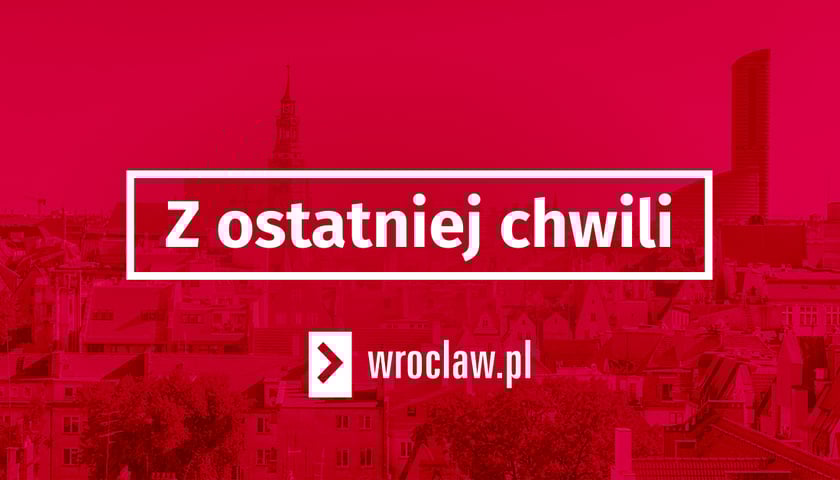 Napis z ostatniej chwili na czerwonym tle