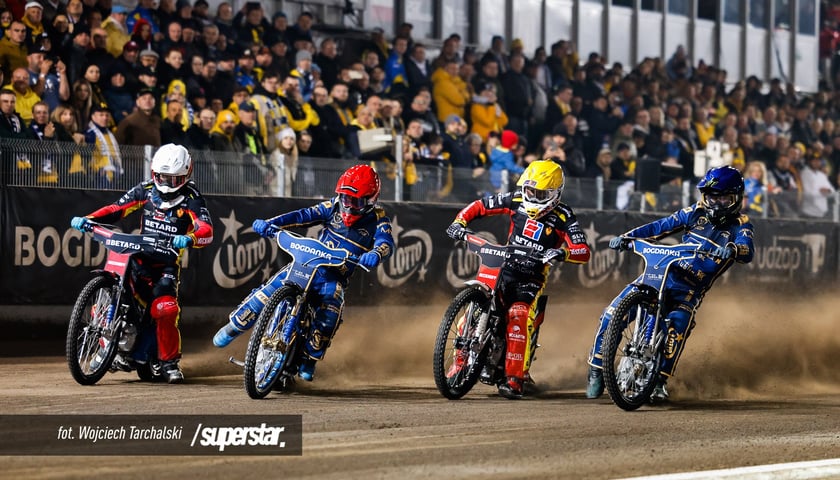 Żużlowcy na motocyklach podczas jazdy.  Finał żużlowy Motor Lublin - Betard Sparta Wrocław