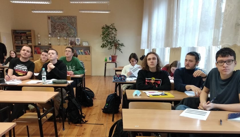 Uczniowie XII LO podczas zajęć, na których dokładnie poznają artykuły polskiej ustawy zasadniczej