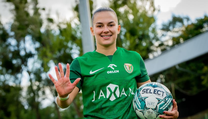 Marcelina Buś, napastniczka Śląska Wrocław trzyma piłkę i uśmiecha się