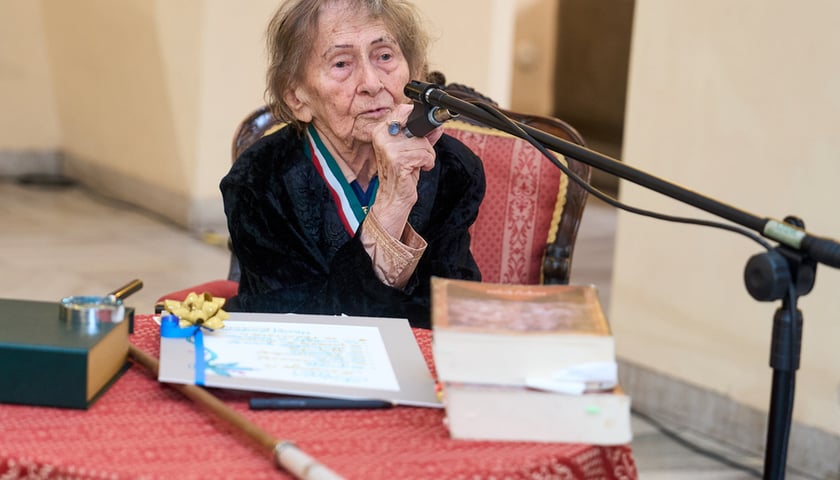 W dniu 93. urodzin Urszulę Kozioł uhonorowano Złotym Medalem „Zasłużony Kulturze Gloria Artis”