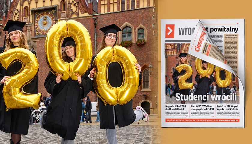 Studentki trzymają balony z okazji wydania 200. numeru biuletynu