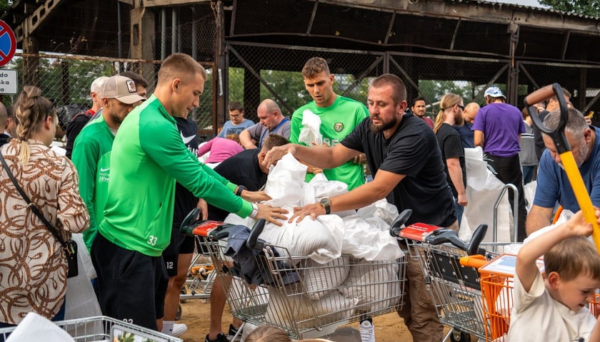 Piłkarze Śląska Wrocław pomagają powodzianom