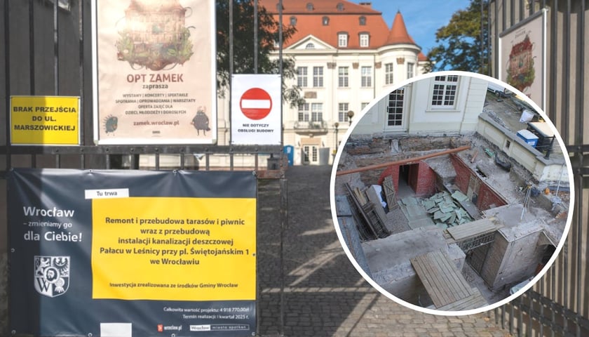 Otwarta brama na Leśnicy z tablicami informacyjnymi m.in. o przebudowie, w głębi widać pałac, w kółeczku widać prowadzone prace