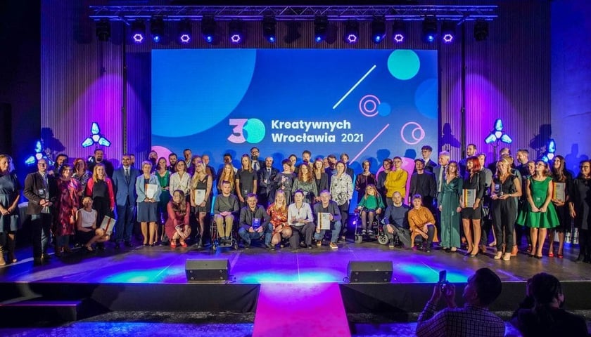 Laureaci konkursu 30 Kreatywnych Wrocławia 2021 na scenie podczas gali