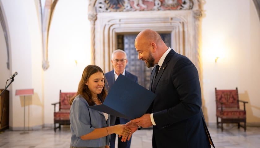 Stypendystka z prezydentem Wrocławia Jackiem Sutrykiem